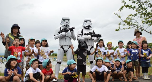 『スター・ウォーズ』田んぼアート作業をストームトルーパーが警護！フォトギャラリー（11枚目）