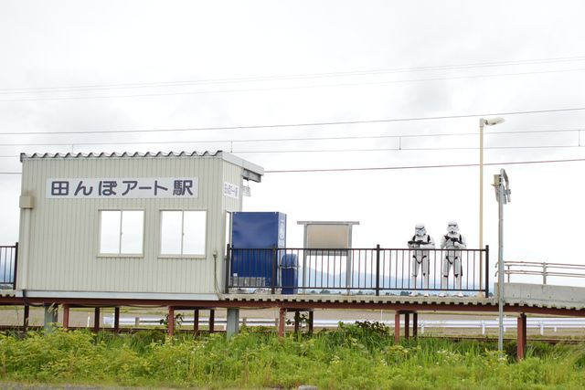 『スター・ウォーズ』田んぼアート作業をストームトルーパーが警護！フォトギャラリー（14枚目）