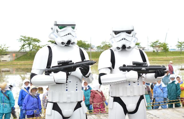 『スター・ウォーズ』田んぼアート作業をストームトルーパーが警護！フォトギャラリー（18枚目）