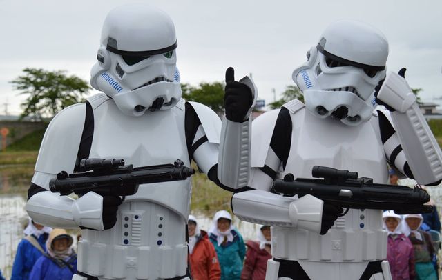 『スター・ウォーズ』田んぼアート作業をストームトルーパーが警護！フォトギャラリー（20枚目）