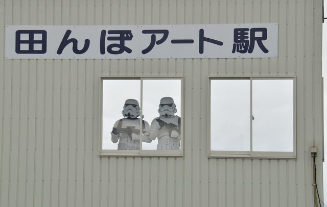 『スター・ウォーズ』田んぼアート作業をストームトルーパーが警護！フォトギャラリー（25枚目）