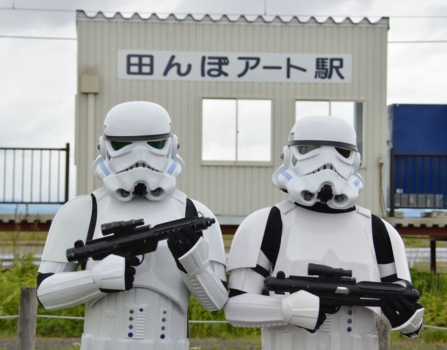 『スター・ウォーズ』田んぼアート作業をストームトルーパーが警護！フォトギャラリー（26枚目）
