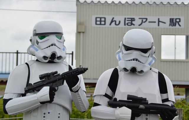『スター・ウォーズ』田んぼアート作業をストームトルーパーが警護！フォトギャラリー（27枚目）
