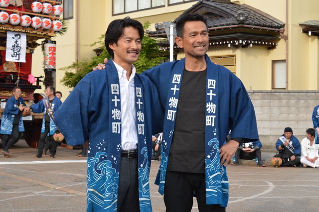 竹野内豊＆江口洋介の初2ショット！富山の新湊曳山まつりを完全再現した『人生の約束』フォトギャラリー（10枚目）