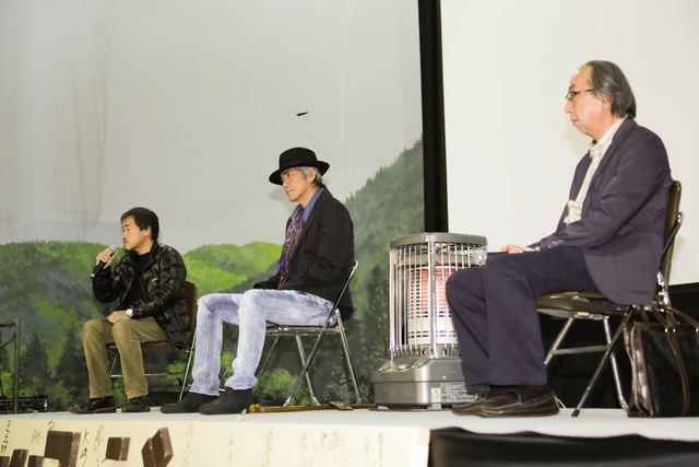 佐藤浩市、つえをつきながら群馬に登場…心配する観客にその事情を説明　画像ギャラリー（2枚目）