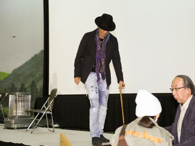 佐藤浩市、つえをつきながら群馬に登場…心配する観客にその事情を説明　画像ギャラリー（3枚目）