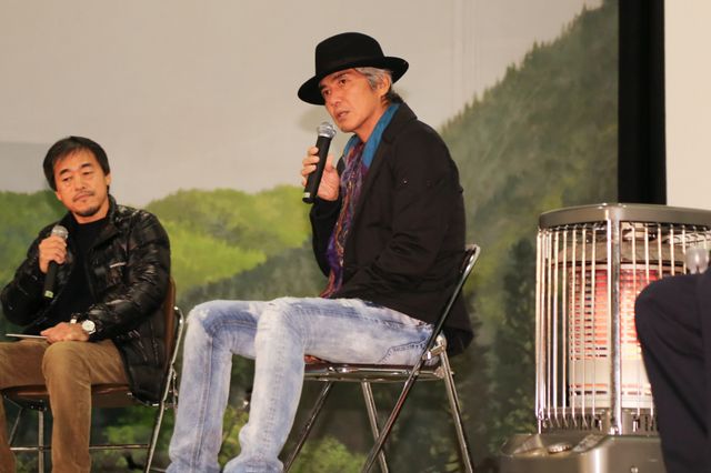 佐藤浩市、つえをつきながら群馬に登場…心配する観客にその事情を説明　画像ギャラリー（4枚目）