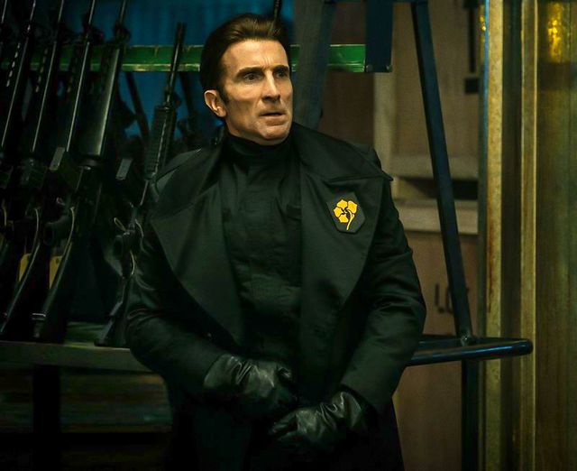 ペニーワイズ俳優ビル・スカルスガルド、圧巻の肉体美！『ボーイ・キルズ・ワールド（原題）』場面写真（6枚目）