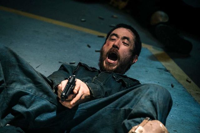 ペニーワイズ俳優ビル・スカルスガルド、圧巻の肉体美！『ボーイ・キルズ・ワールド（原題）』場面写真（7枚目）