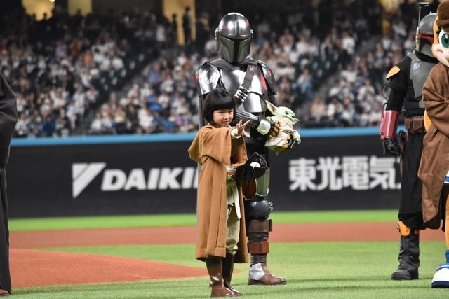 『スター・ウォーズ』人気キャラがエスコンフィールドに集結！《STAR WARS WEEK》永尾柚乃ファーストピッチ（14枚目）