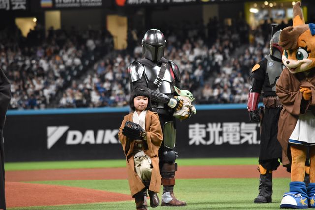 『スター・ウォーズ』人気キャラがエスコンフィールドに集結！《STAR WARS WEEK》永尾柚乃ファーストピッチ（16枚目）