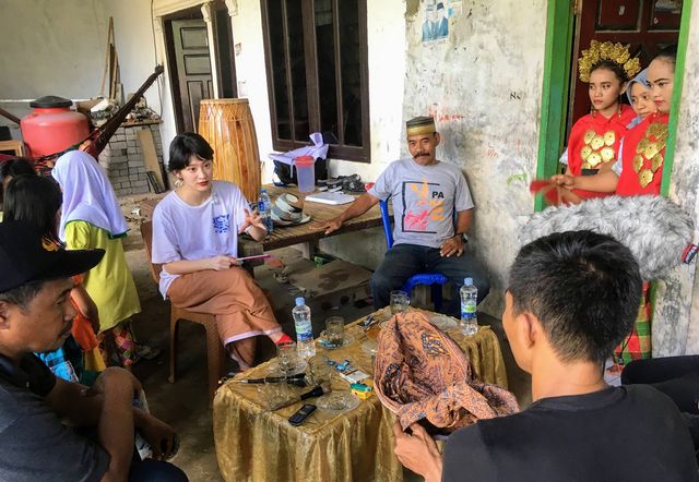 今年4月にインドネシア・スラウェシ島に行き、現地の人たちと触れ合ったコムアイ（写真左から2番目）。