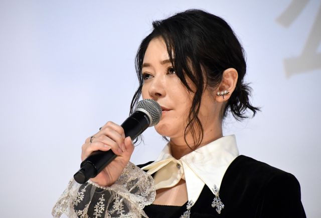 真木よう子、黒のロングドレスで魅了！『大いなる不在』公開記念舞台あいさつ：フォトギャラリー