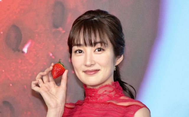 高梨臨、いちご色の衣装がキュート！（9枚目）
