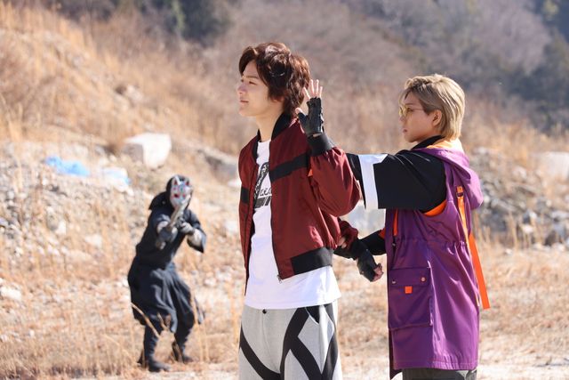 脱走した駆無、怜慈を連れて次元を超える！