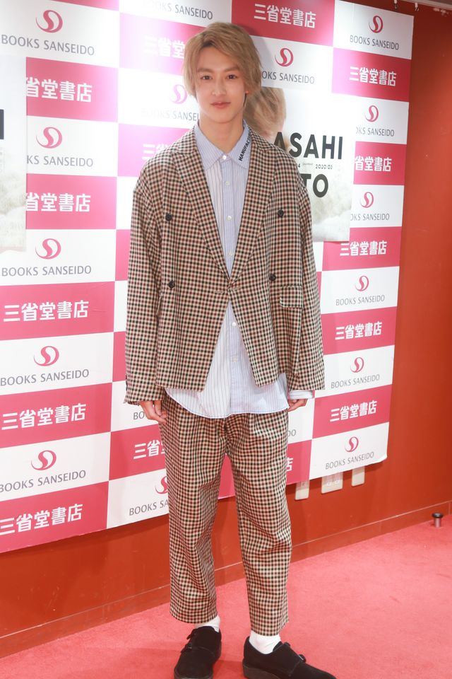 伊藤あさひ、キャンドルに「フーッ」カレンダー発売記念イベントの様子:フォトギャラリー