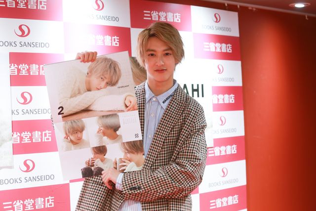 伊藤あさひ、キャンドルに「フーッ」カレンダー発売記念イベントの様子（4枚目）