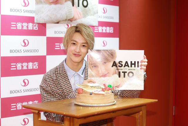 伊藤あさひ、キャンドルに「フーッ」カレンダー発売記念イベントの様子（6枚目）