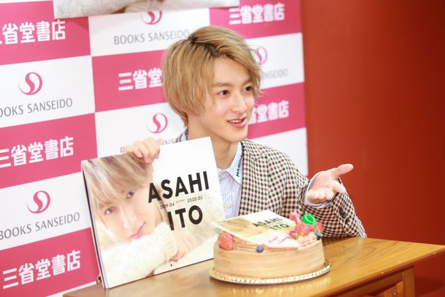 伊藤あさひ、キャンドルに「フーッ」カレンダー発売記念イベントの様子（7枚目）