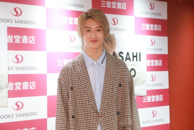 伊藤あさひ、キャンドルに「フーッ」カレンダー発売記念イベントの様子（8枚目）