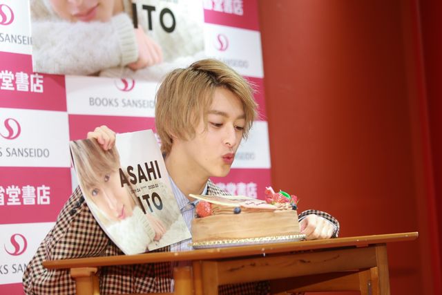 伊藤あさひ、キャンドルに「フーッ」カレンダー発売記念イベントの様子（9枚目）