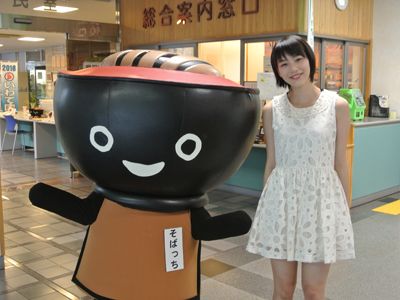 岩手県庁前で、能年玲奈と岩手県のマスコットキャラクター「そばっち」