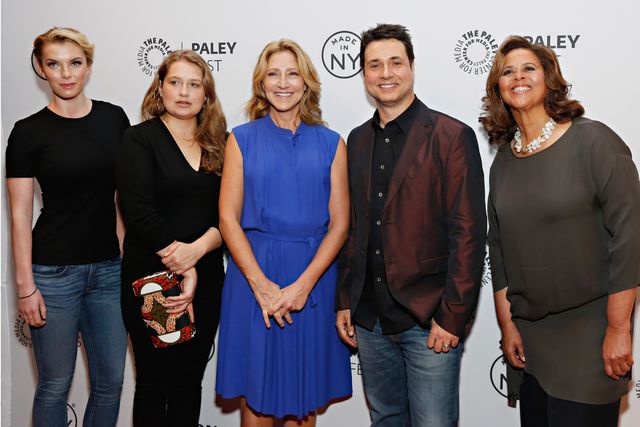 第7シーズンで放送終了 - （左から）ベティ・ギルピン、メリット・ウェヴァー、イーディ・ファルコ、アダム・フェラーラ、アンナ・ディーヴァー・スミス - ドラマ「ナース・ジャッキー」のキャストたち