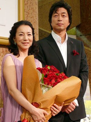 劇中さながらの絆をうかがわせた中村雅俊（右）と原田美枝子