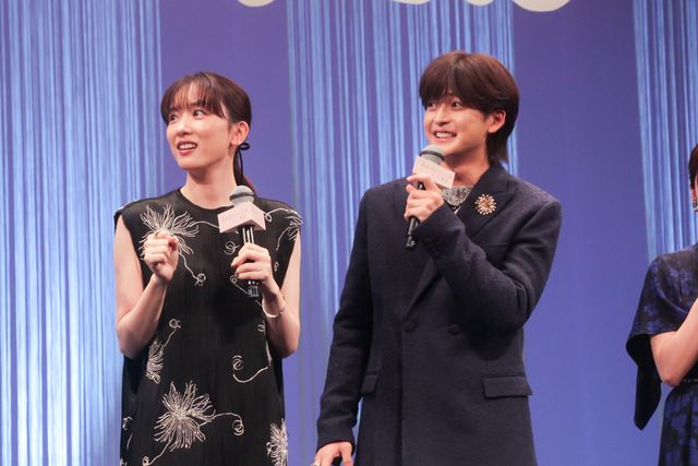 ハプニング！永野芽郁、高橋文哉ら『からかい上手の高木さん』完成披露舞台挨拶（23枚目）