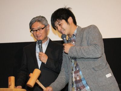 左から、鏡開きを行う堤幸彦監督と原作者の坂口恭平