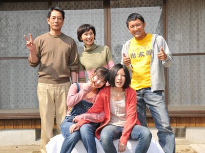 映画『朝日のあたる家』より（前左から）橋本わかな、平沢いずみ（後方左から）並樹史朗、斉藤とも子、山本太郎