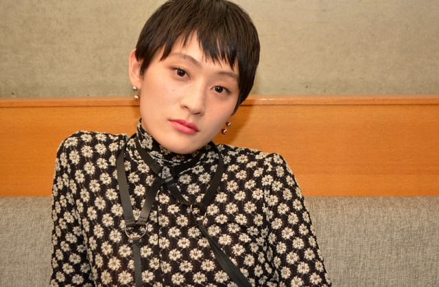 衣装＆ポーズもカッコいい！【コムアイのインタビュー写真8枚】（2枚目）