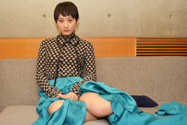 衣装＆ポーズもカッコいい！【コムアイのインタビュー写真8枚】（4枚目）