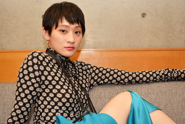 衣装＆ポーズもカッコいい！【コムアイのインタビュー写真8枚】（7枚目）