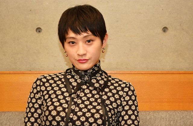 衣装＆ポーズもカッコいい！【コムアイのインタビュー写真8枚】（8枚目）