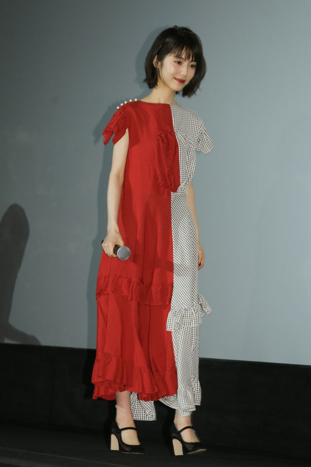 浜辺美波、福原遥、伊藤万理華がドレス姿で美の競演！『映画　賭ケグルイ』大ヒット御礼舞台あいさつ（2枚目）