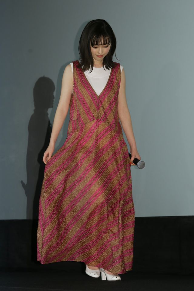 浜辺美波、福原遥、伊藤万理華がドレス姿で美の競演！『映画　賭ケグルイ』大ヒット御礼舞台あいさつ（3枚目）