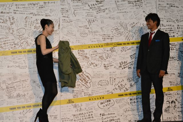 織田裕二、最後の青島コートを羽織り「これで最後です、ごめんね」写真ギャラリー（9枚目）