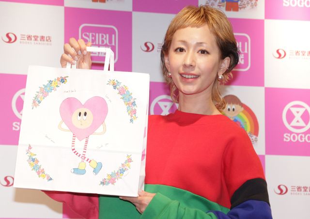 自分の絵本が書店に並び「泣きそうになった」という木村カエラ【写真7枚】：フォトギャラリー