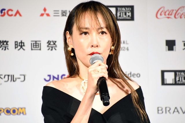 菊地凛子、胸元ざっくり大胆ドレスで魅了！「第37回東京国際映画祭」ラインナップ発表記者会見（2枚目）