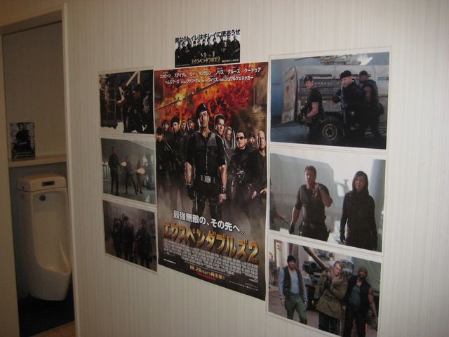 『エクスペンダブルズ2』男子トイレマナー向上キャンペーン:フォトギャラリー