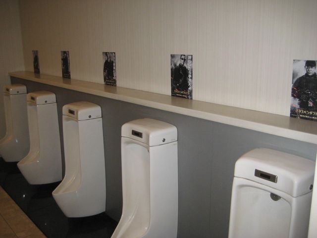 『エクスペンダブルズ2』男子トイレマナー向上キャンペーン（3枚目）