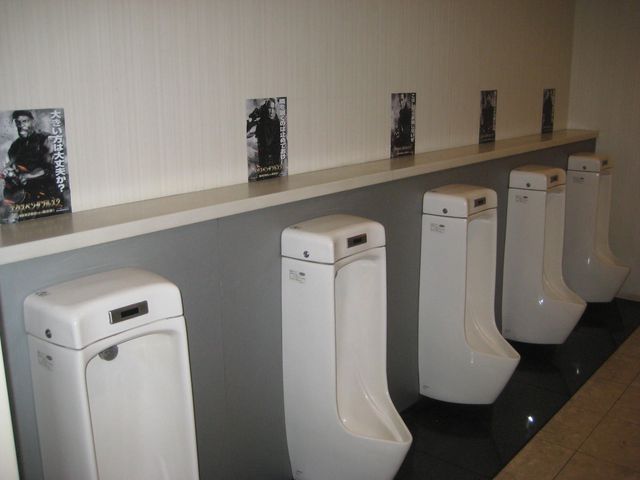 『エクスペンダブルズ2』男子トイレマナー向上キャンペーン（4枚目）