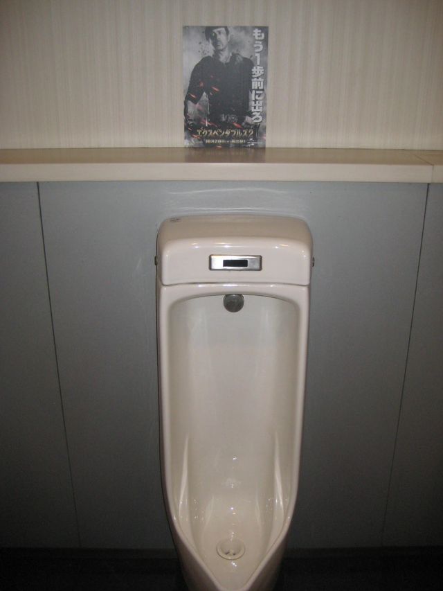 『エクスペンダブルズ2』男子トイレマナー向上キャンペーン（5枚目）