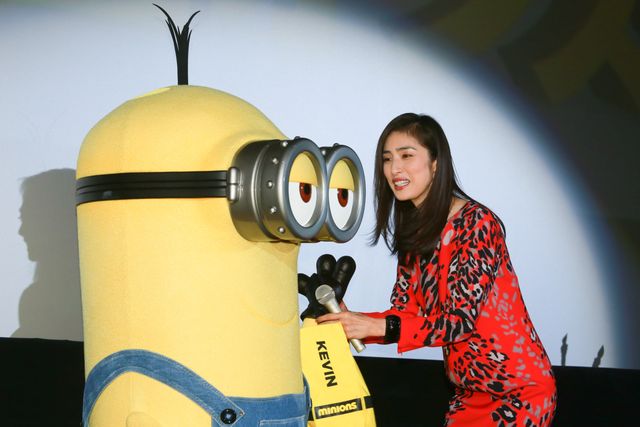 かわいい！ミニオンハイヒールを履く天海祐希フォトギャラリー（3枚目）