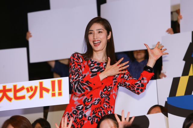 かわいい！ミニオンハイヒールを履く天海祐希フォトギャラリー（8枚目）