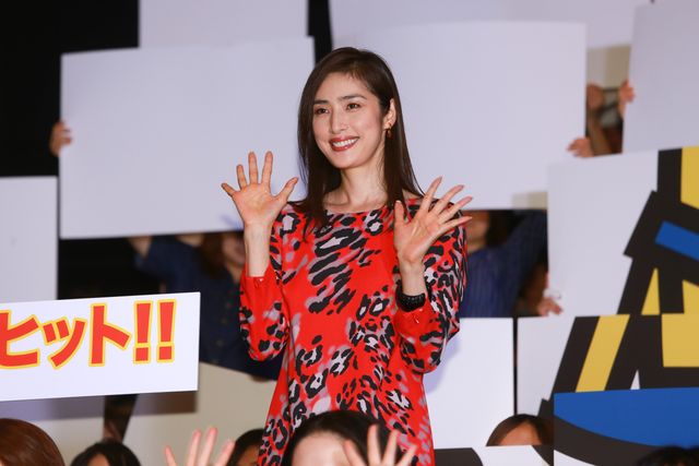 かわいい！ミニオンハイヒールを履く天海祐希フォトギャラリー（9枚目）