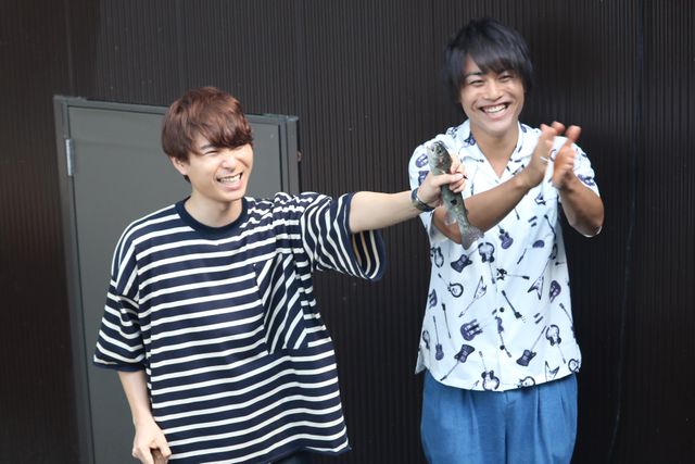 まき割りする梅原裕一郎＆山本和臣！劇場版『声優男子ですが・・・？』場面写真：フォトギャラリー