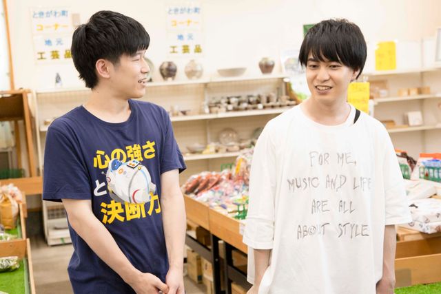 まき割りする梅原裕一郎＆山本和臣！劇場版『声優男子ですが・・・？』場面写真（3枚目）