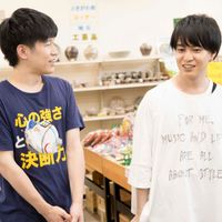 フォトギャラリー まき割りする梅原裕一郎 山本和臣 劇場版 声優男子ですが 場面写真 シネマトゥデイ